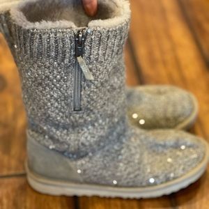 Girls Ugg boots size 4